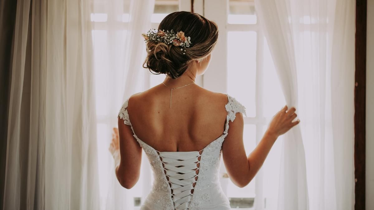 Невеста поругалась с сестрой: все из-за забавной проблемы с платьем Невеста поругалась с сестрой: все из-за забавной проблемы с платьем