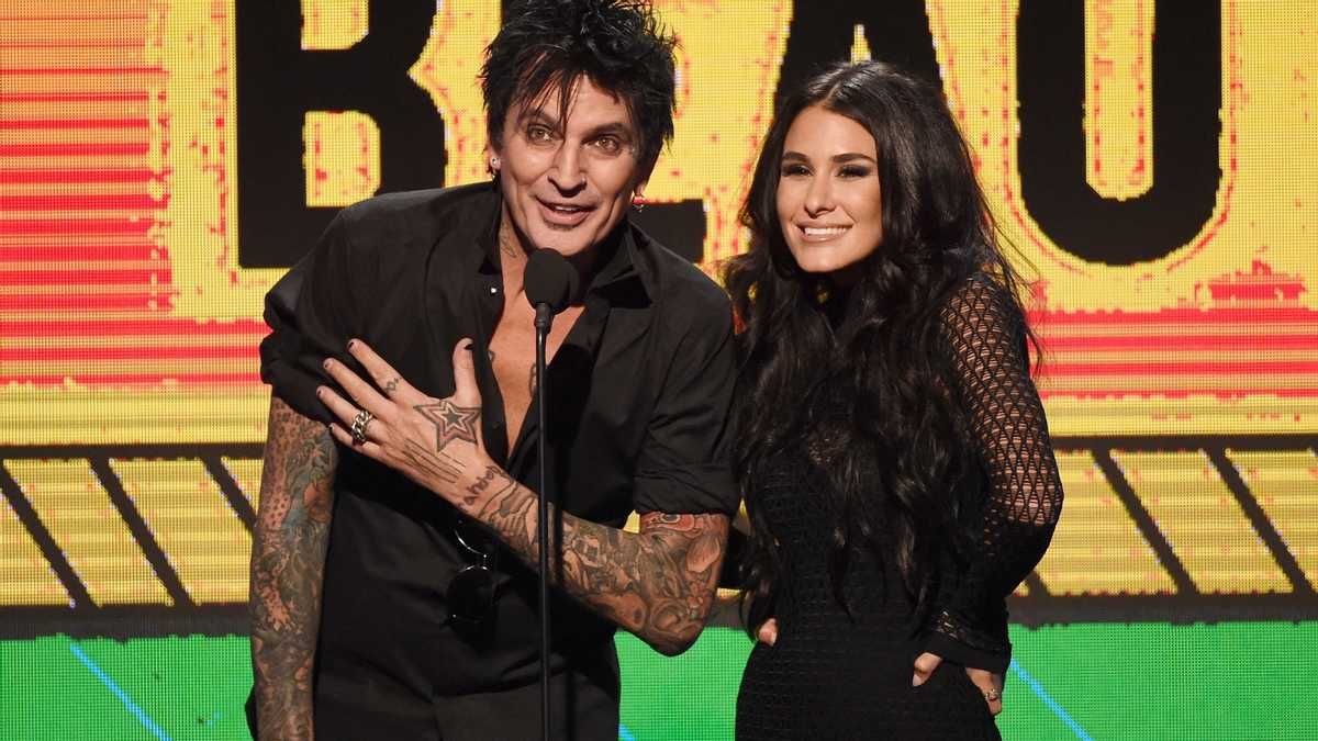 Особлива дата: знаменитості, які заручились та одружились у День святого Валентина - Life Особлива дата: знаменитості, які заручились та одружились у День святого Валентина - Life