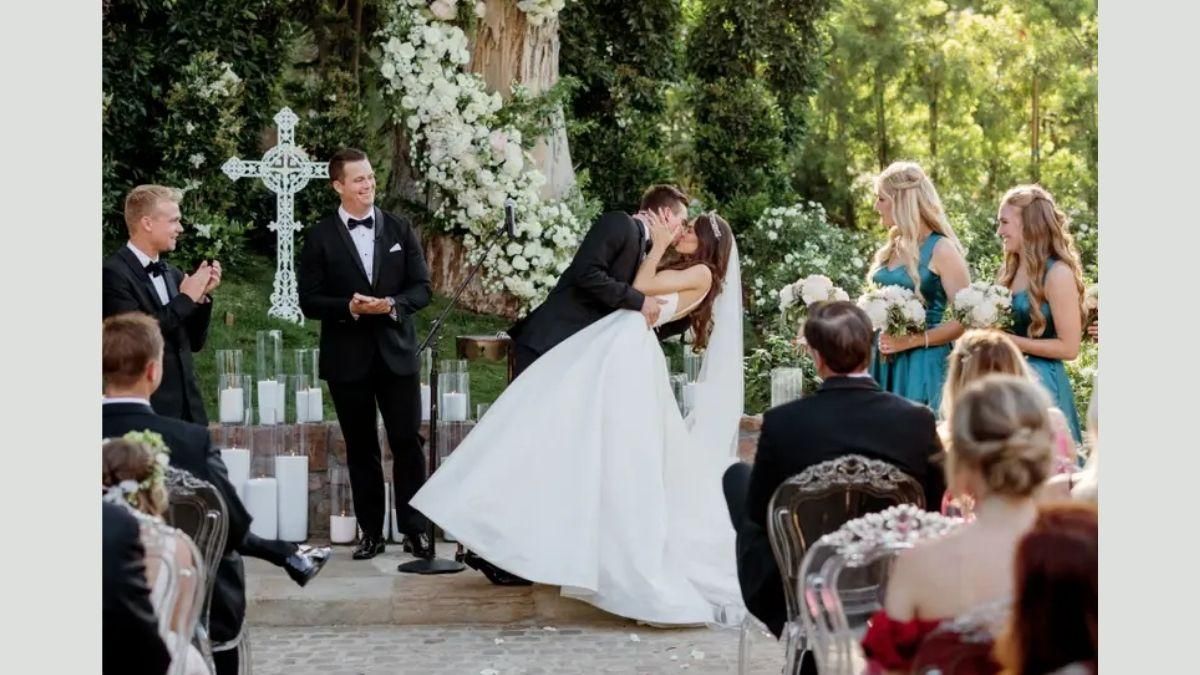 Из платья, как у Кейт Миддлтон, в эпатажное мини: как невеста меняла образы на свадьбе - Life Из платья, как у Кейт Миддлтон, в эпатажное мини: как невеста меняла образы на свадьбе - Life