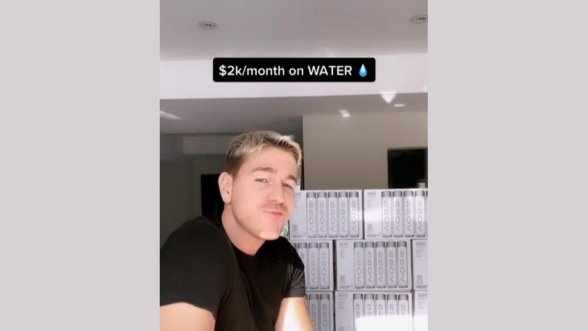 Обожает ее: парень тратит 2 тысячи долларов ежемесячно на воду в бутылках Обожает ее: парень тратит 2 тысячи долларов ежемесячно на воду в бутылках