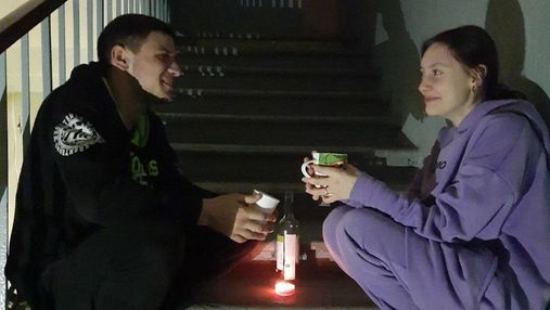 Киевские подростки устроили романтический ужин на лестнице в бомбоубежище: эмоциональное фото