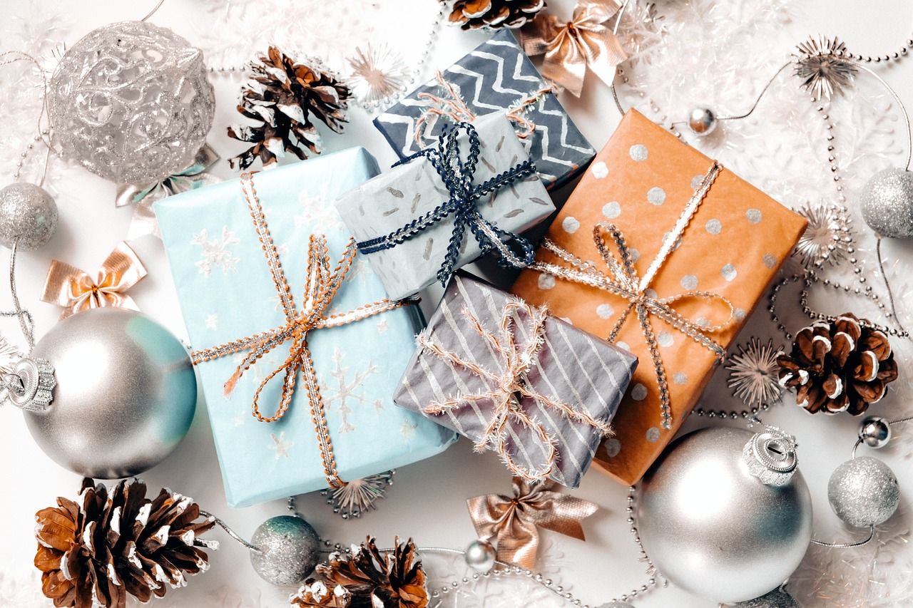 Праздники приближаются: почему появился обычай дарить подарки зимой и когда это делать
