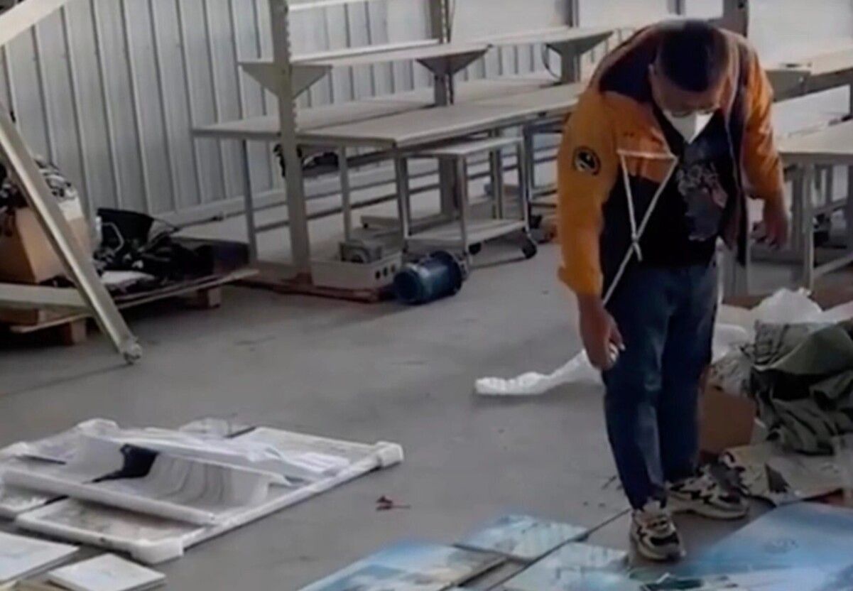 Чоловік у Китаї заробляє незвичним способом Чоловік у Китаї заробляє незвичним способом