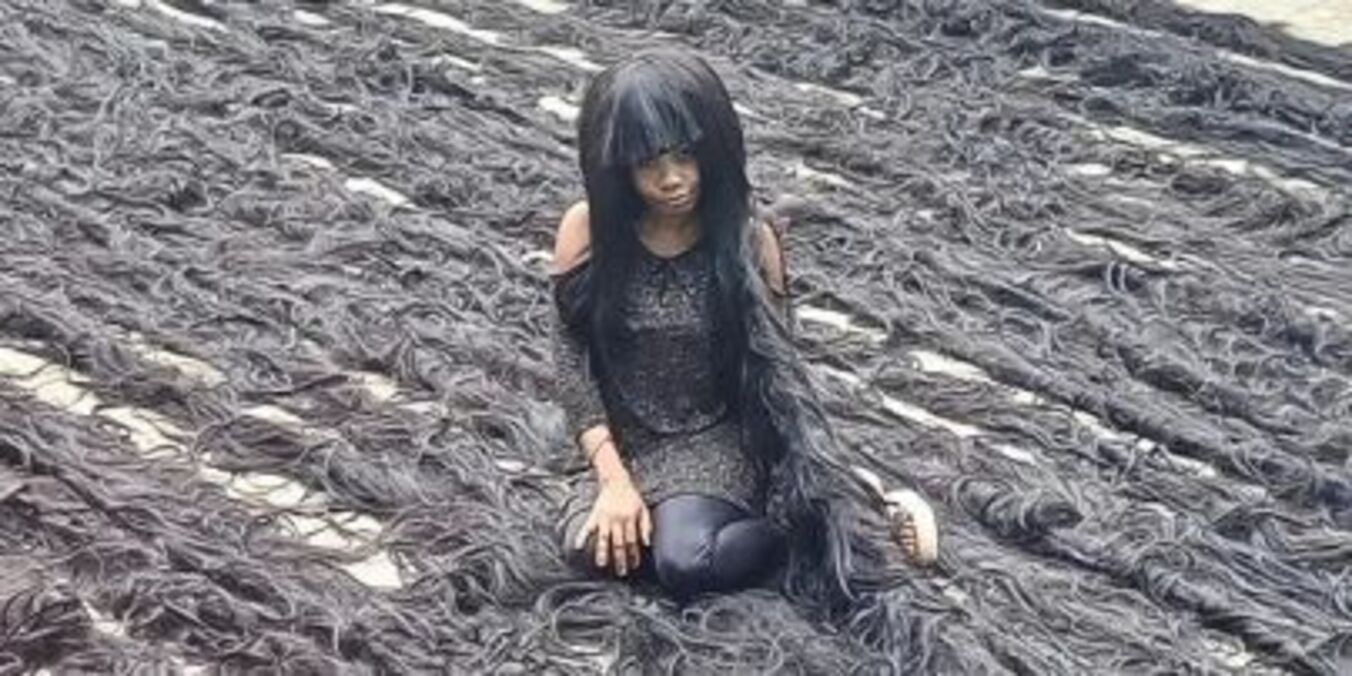 Самый длинный парик в мире: женщина из Нигерии установила мировой рекорд Самый длинный парик в мире: женщина из Нигерии установила мировой рекорд