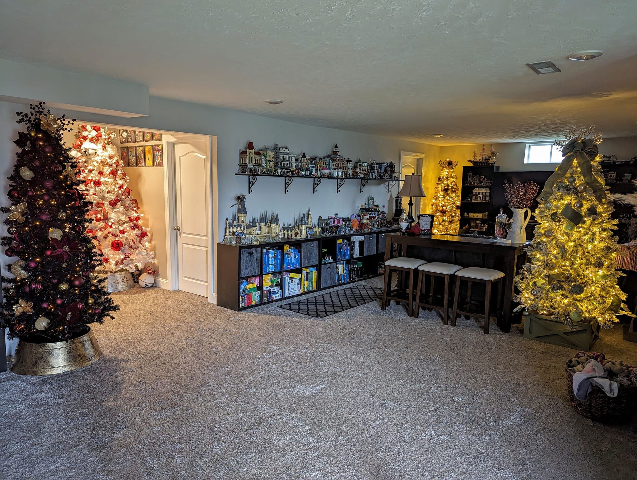 На то, чтобы приложить 26 елок, уходит около 3 месяцев. На то, чтобы приложить 26 елок, уходит около 3 месяцев.