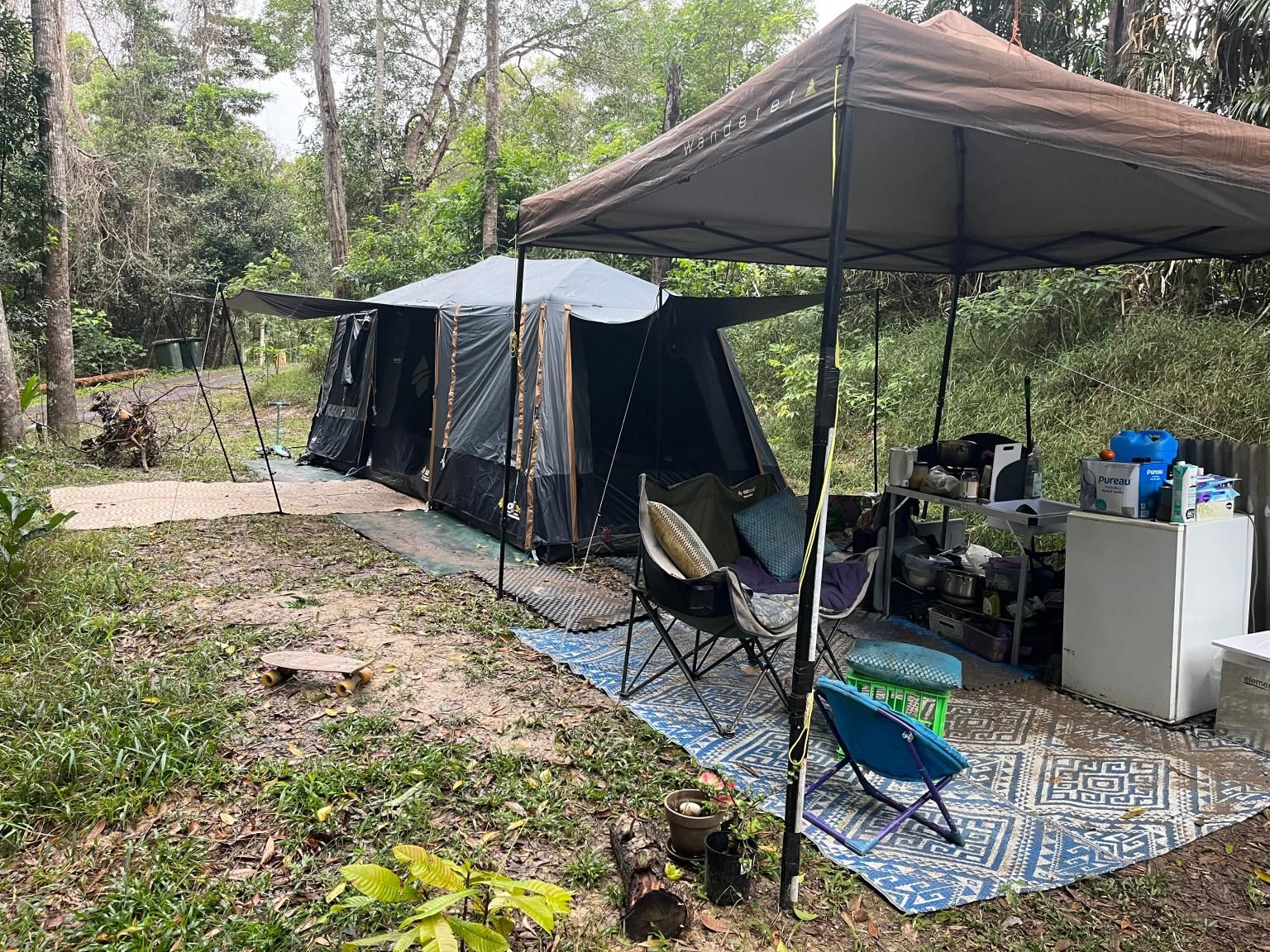Палатка семьи расположена в тропическом лесу