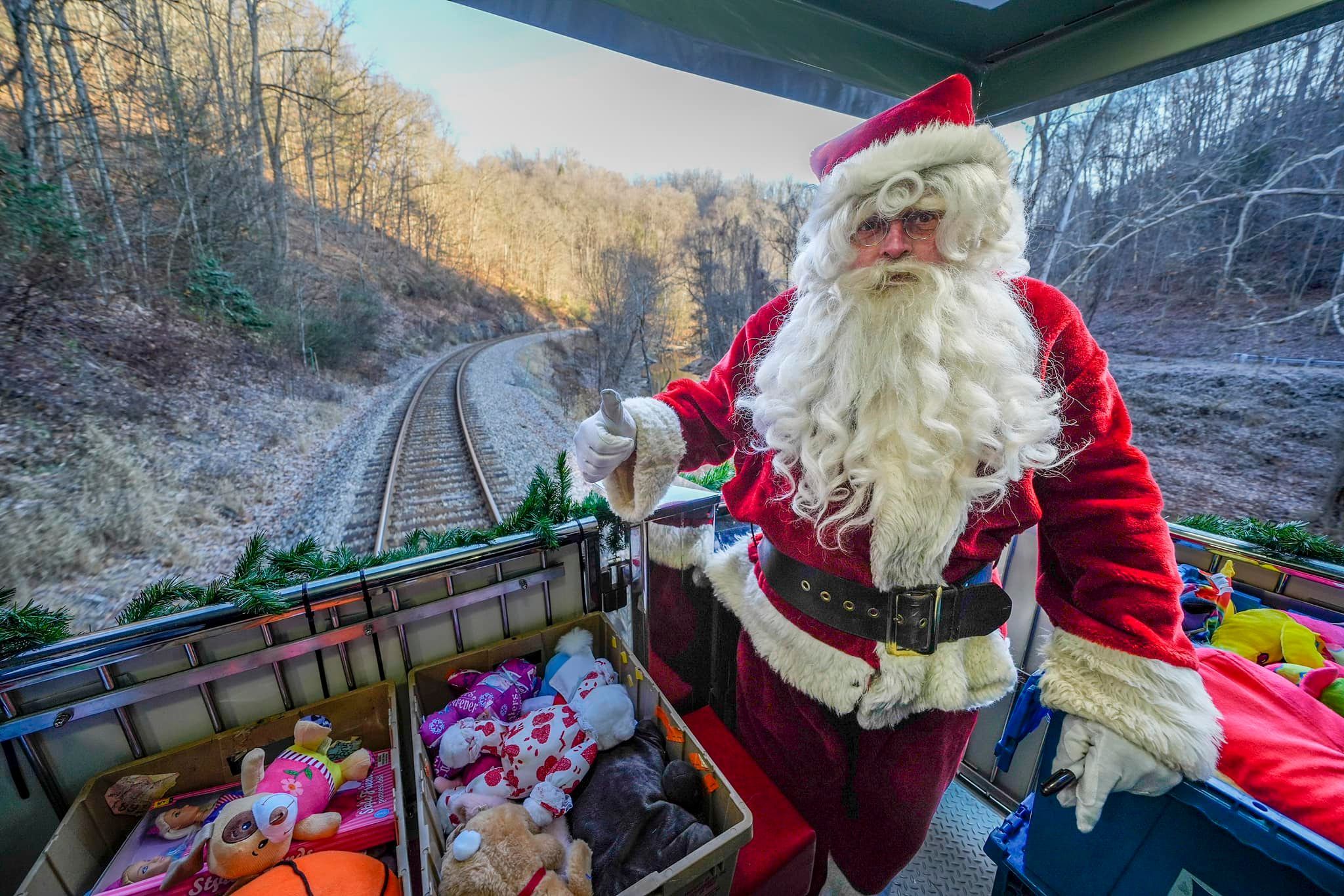 Санта развозит подарки уже 81 год. Санта развозит подарки уже 81 год.