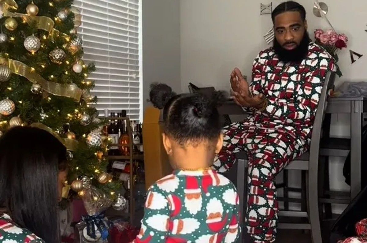 Мужчина, подаривший презент, был ошеломлен своим провалом. Мужчина, подаривший презент, был ошеломлен своим провалом.