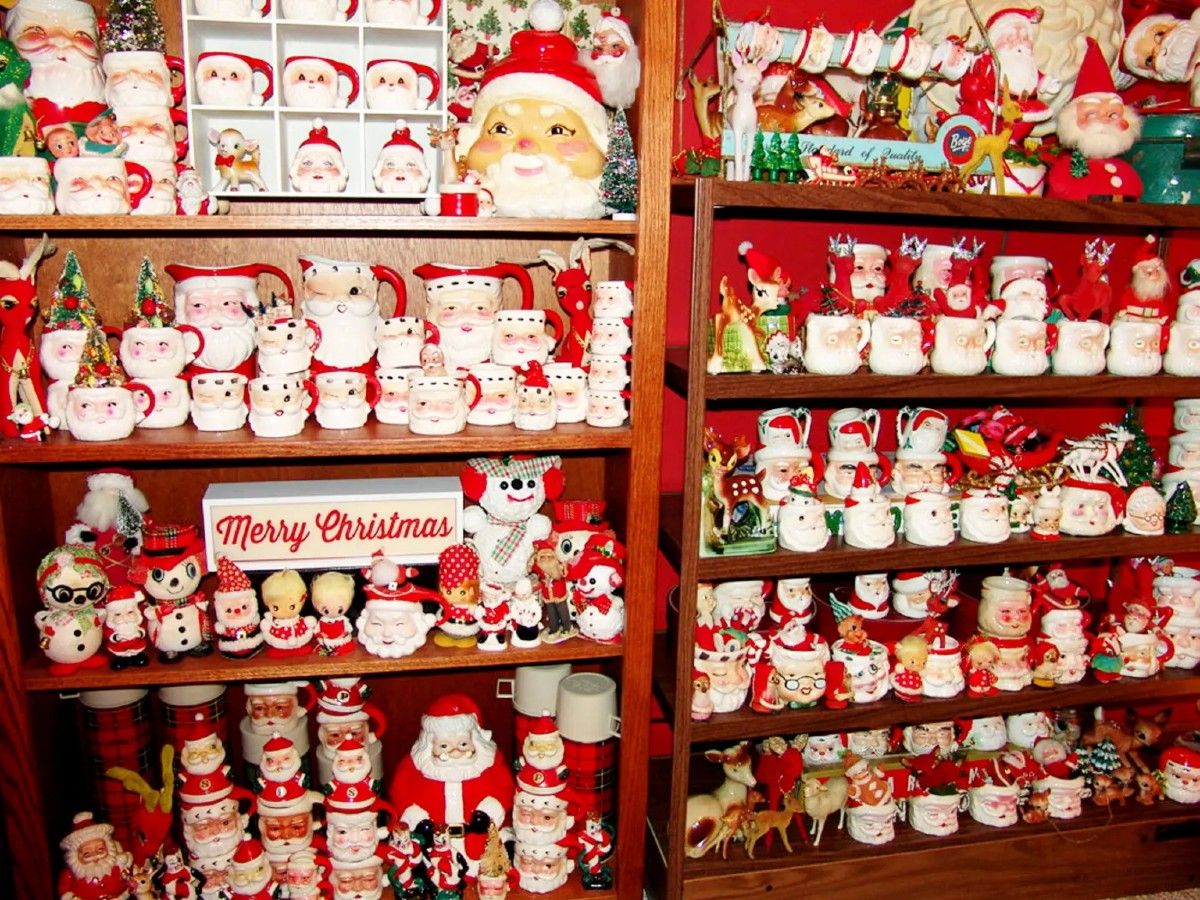 Женщина собирает свою праздничную коллекцию с 2015 года. Женщина собирает свою праздничную коллекцию с 2015 года.