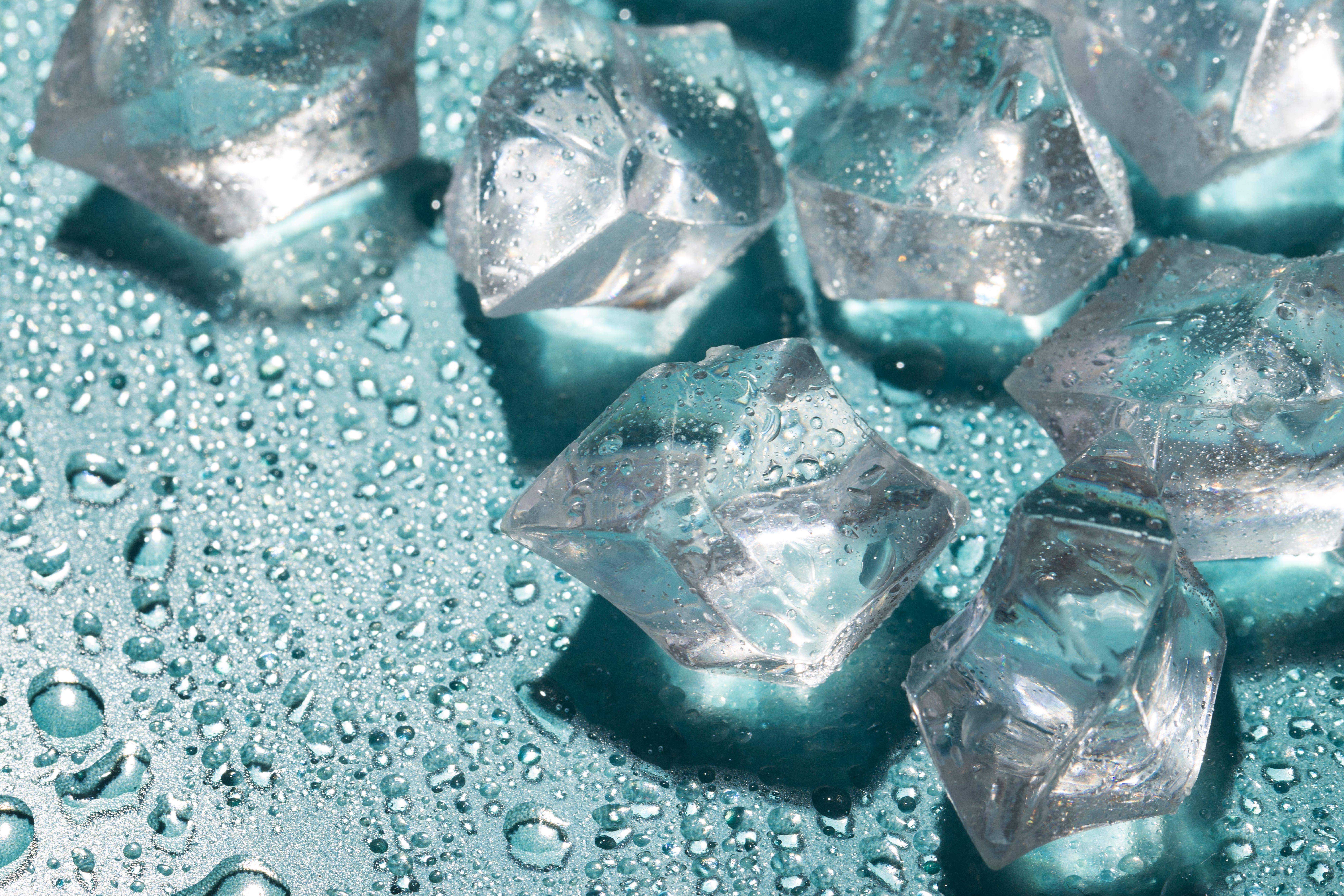 Лед используют для ухода за лицом Лед используют для ухода за лицом