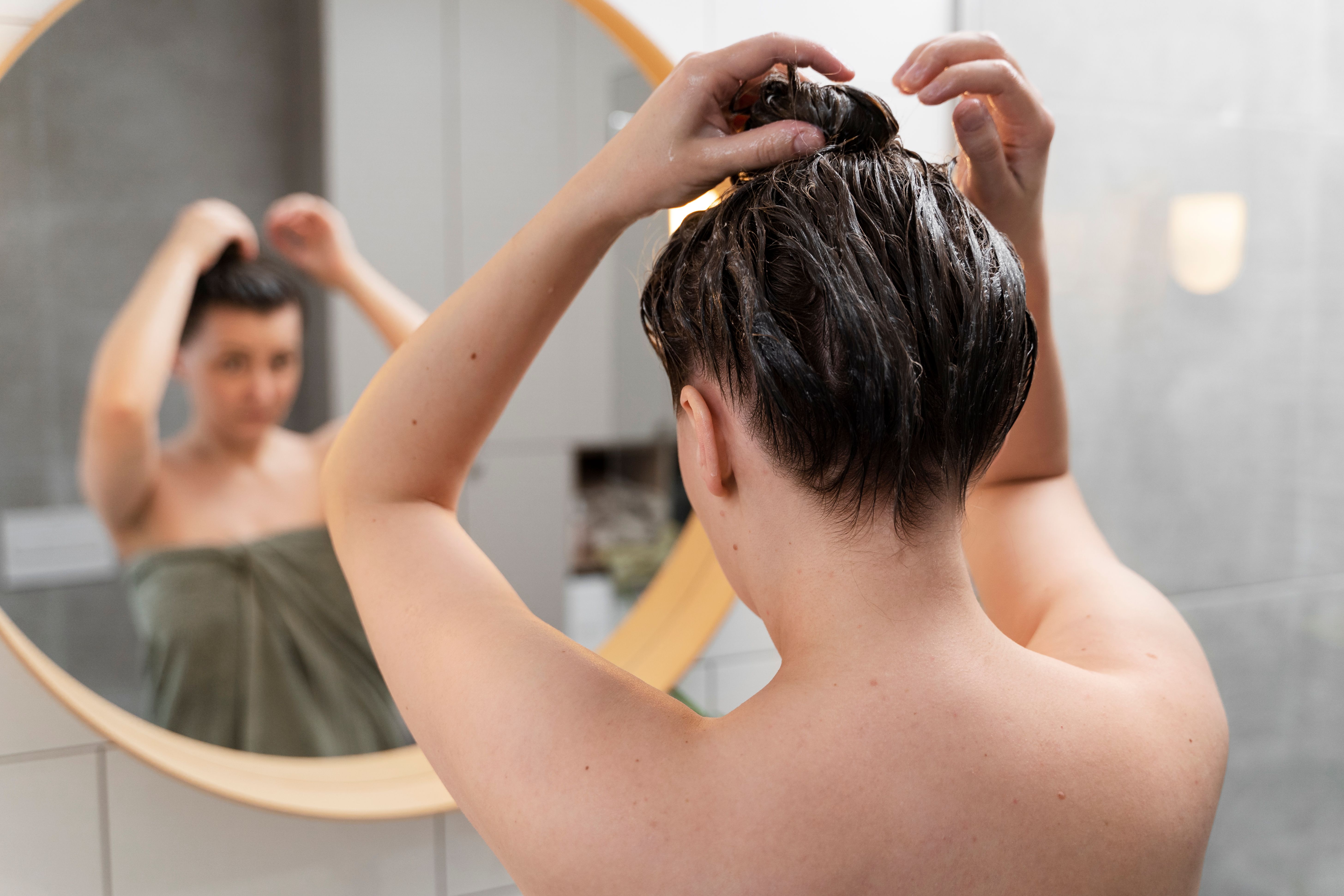 Правильне миття голови зробить волосся більш здоровим