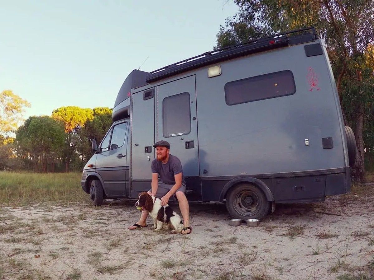 Автомобиль скорой помощи стал домом для мужчины Автомобиль скорой помощи стал домом для мужчины