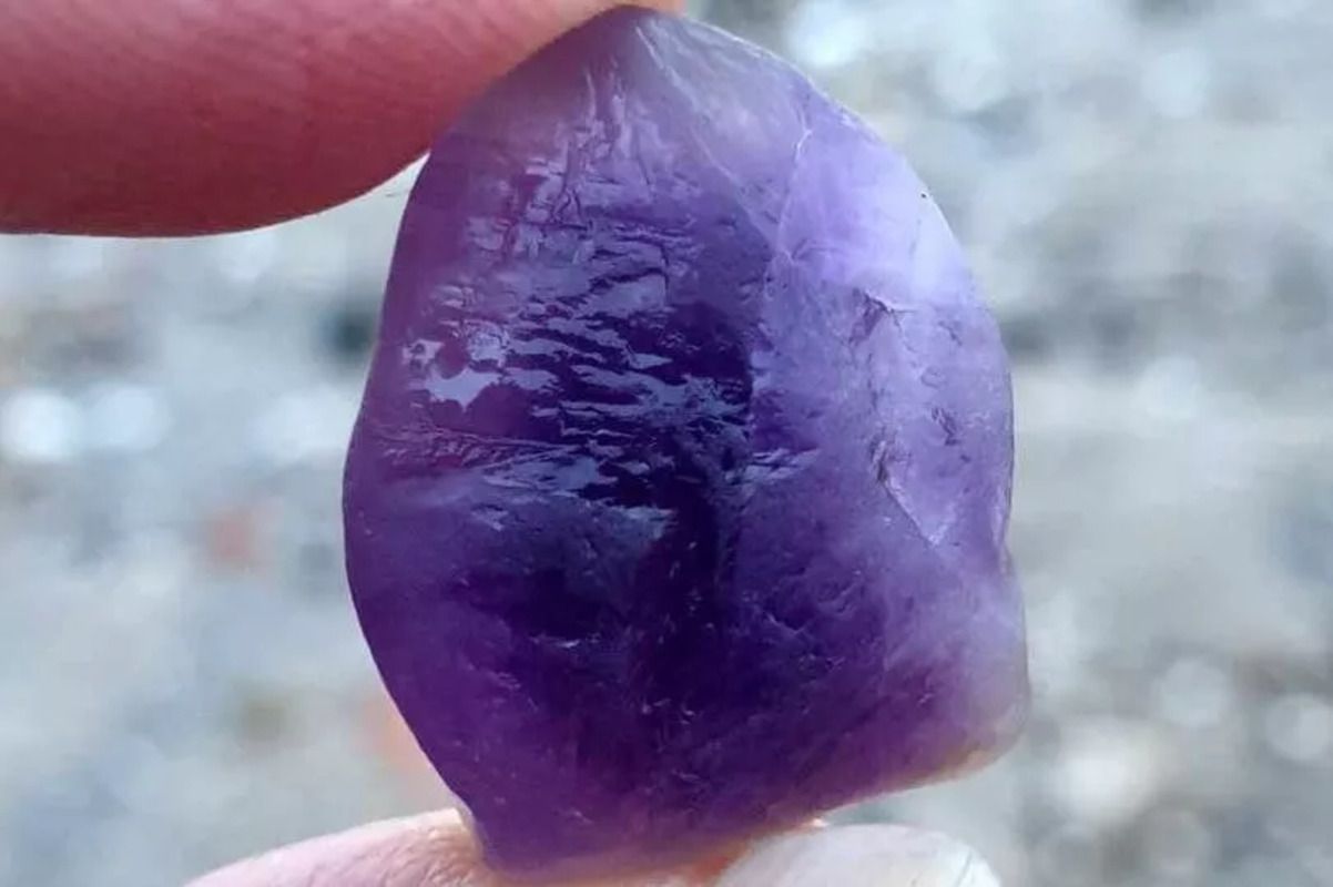 Камень имеет необычный цвет