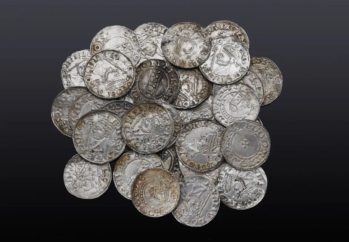 Монети знайшли у полі