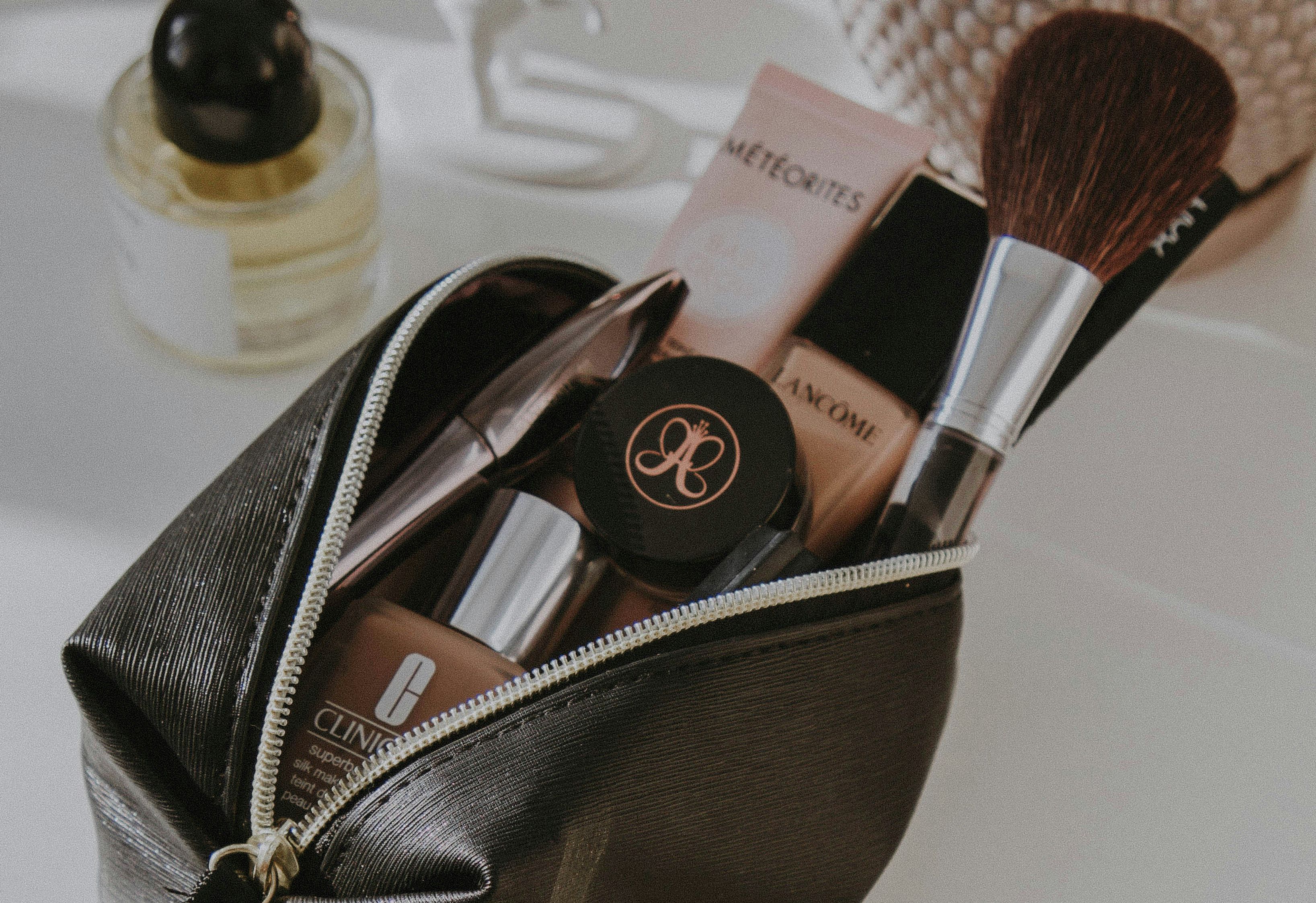 Які засоби мають бути у кожній косметичці Які засоби мають бути у кожній косметичці