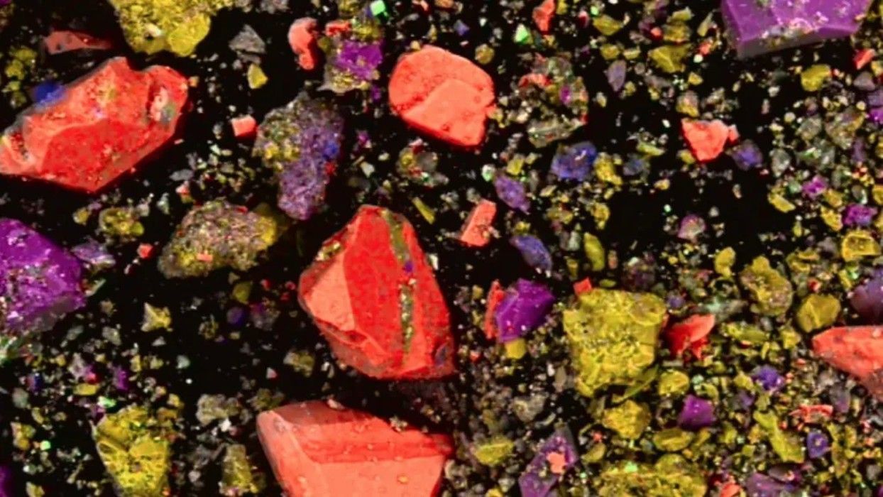 Содержимое флакона с губной помадой под микроскопом Содержимое флакона с губной помадой под микроскопом