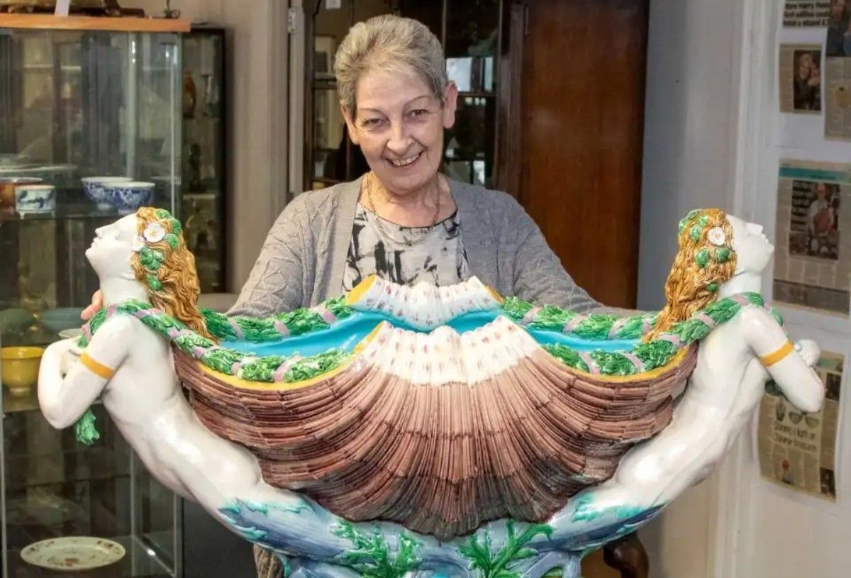 Драгоценная ваза имеет форму ракушки Драгоценная ваза имеет форму ракушки