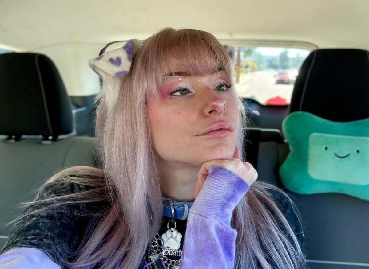 Дівчина вважає себе собакою Дівчина вважає себе собакою