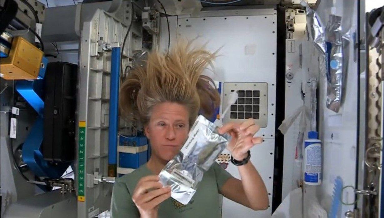 Карен Найберг показывает, как мыть волосы в космосе