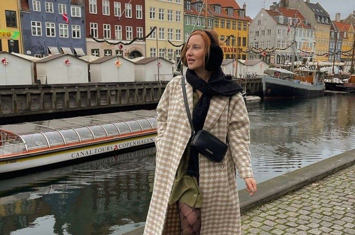 Девушка передает вещи на благотворительность или оставляет себе Девушка передает вещи на благотворительность или оставляет себе