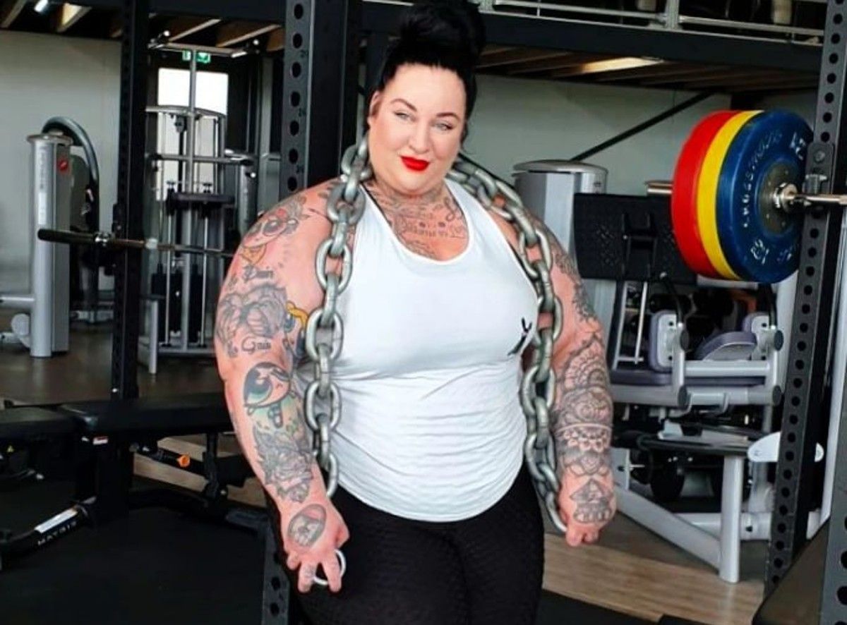 Женщина занимается спортом уже много лет Женщина занимается спортом уже много лет