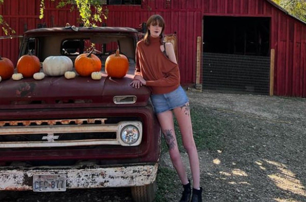 Девушка не стесняется своей особенности Девушка не стесняется своей особенности