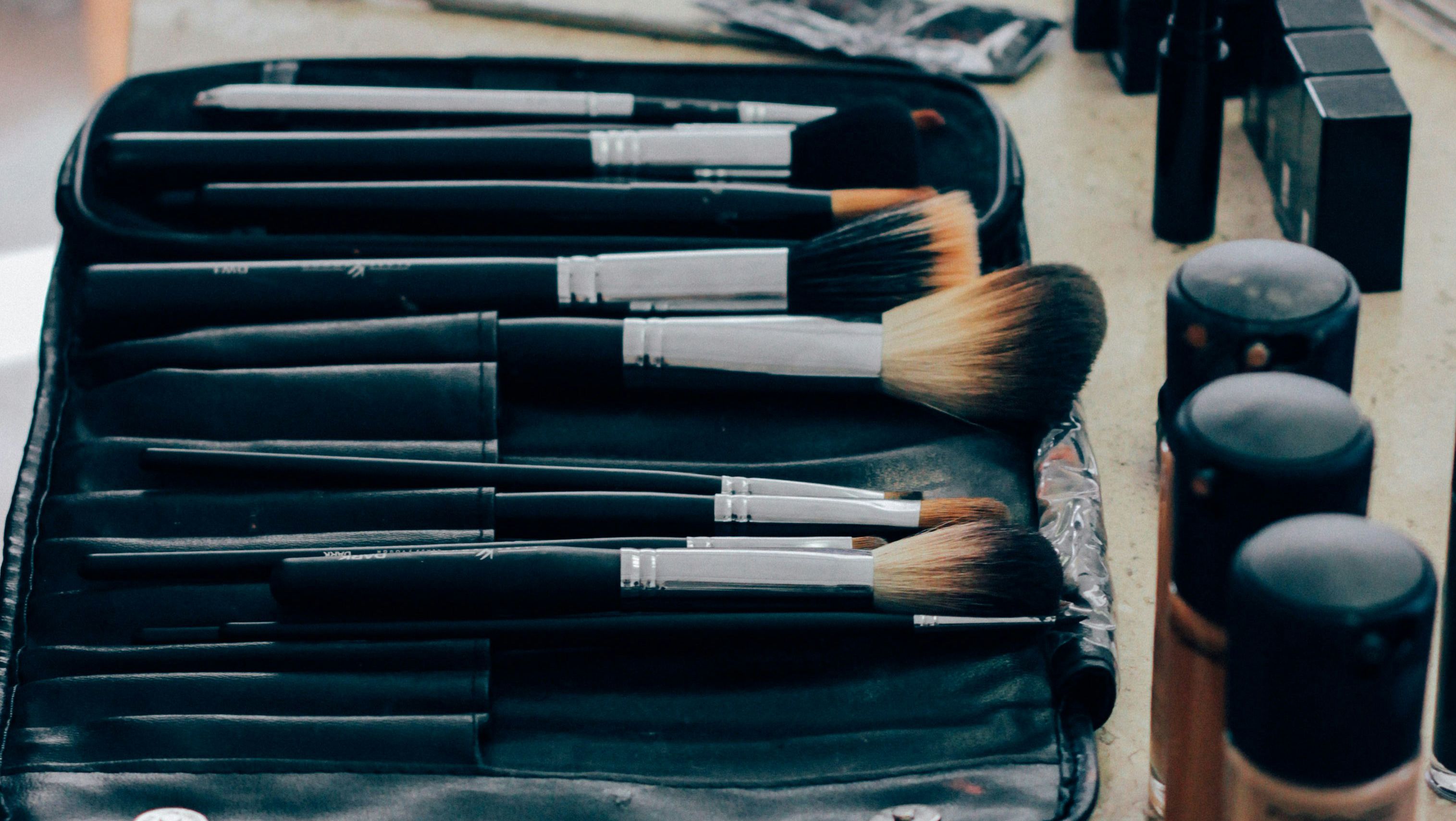 Як правильно мити пензлі та спонжі для макіяжу Як правильно мити пензлі та спонжі для макіяжу