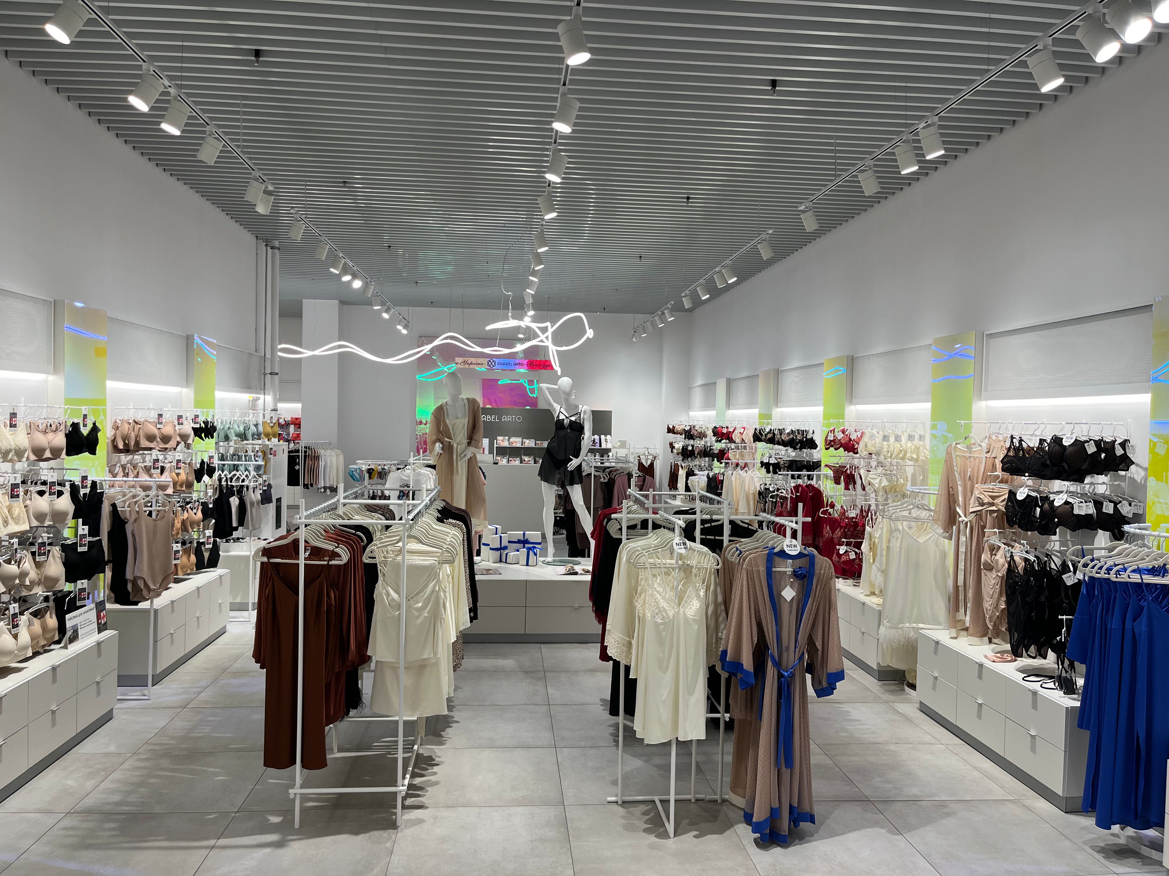 Самые большие в Киеве бутики Anabel Arto & Obrana в Blockbaster Mall - Life Самые большие в Киеве бутики Anabel Arto & Obrana в Blockbaster Mall - Life