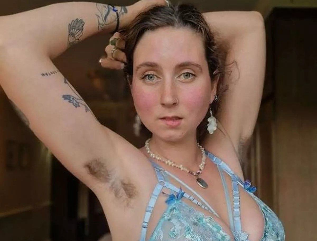 Девушка не стесняется своей естественности Девушка не стесняется своей естественности