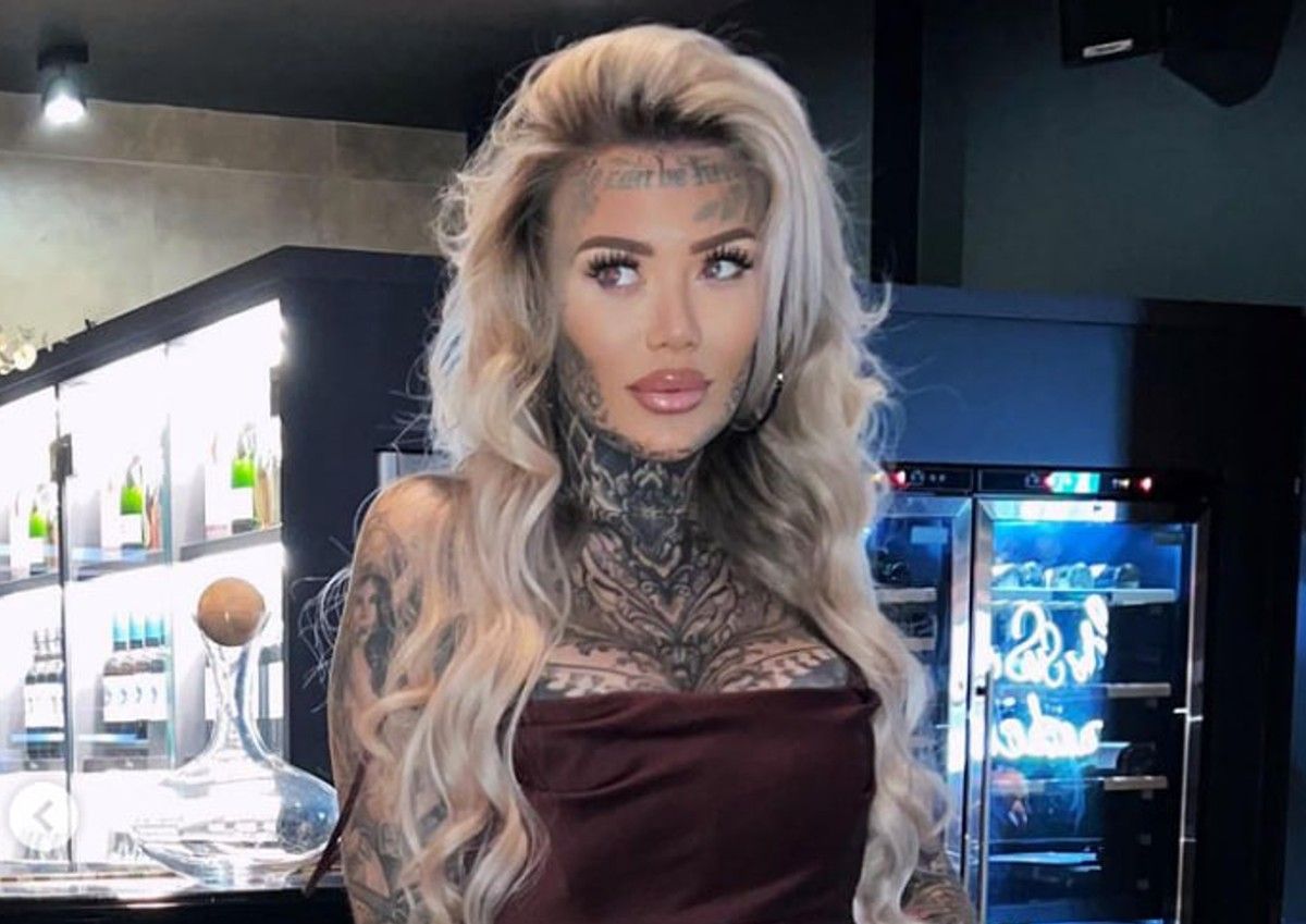 Женщина покрыла тату почти все тело Женщина покрыла тату почти все тело