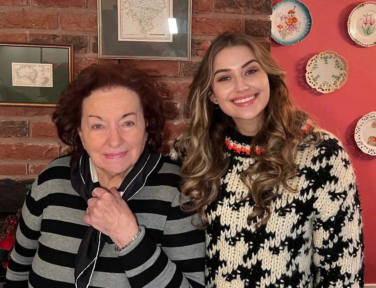 Женщина ухаживает за своим лицом с молодости Женщина ухаживает за своим лицом с молодости