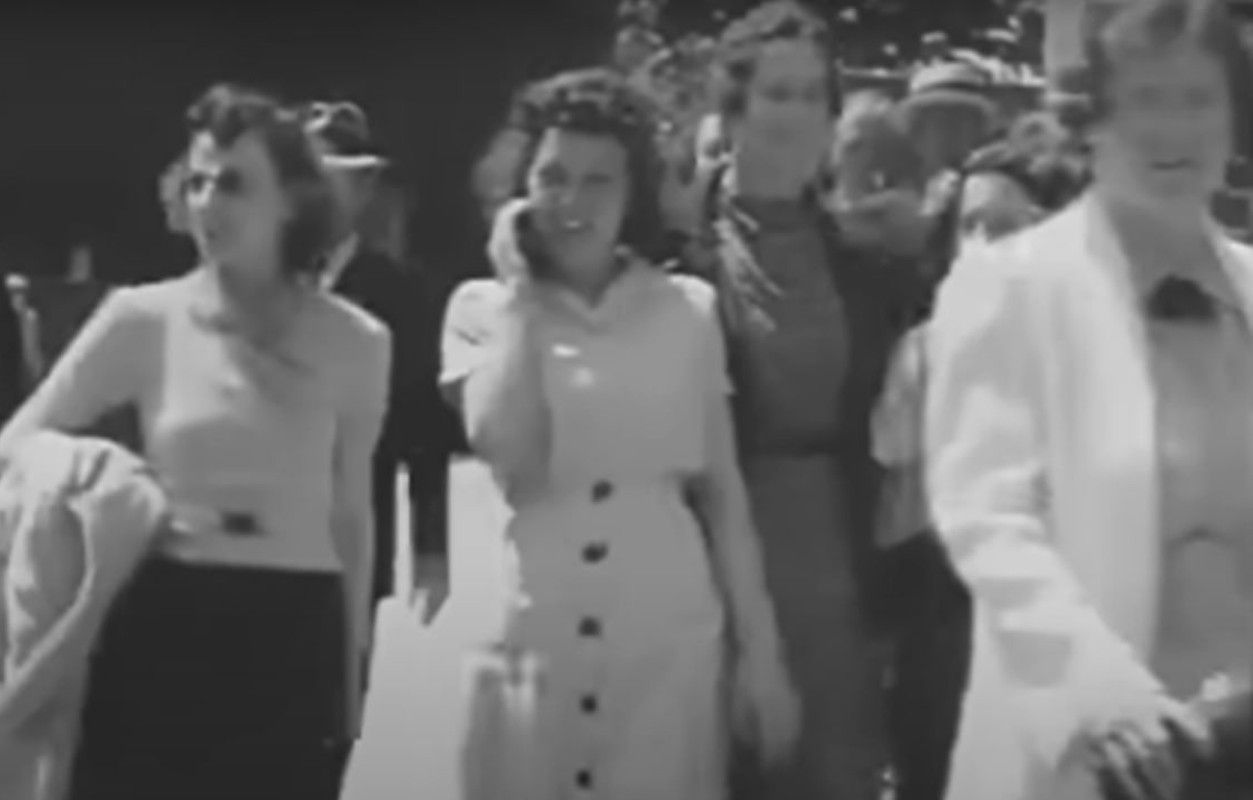 Женщина, вероятно, держит в руках телефон Женщина, вероятно, держит в руках телефон