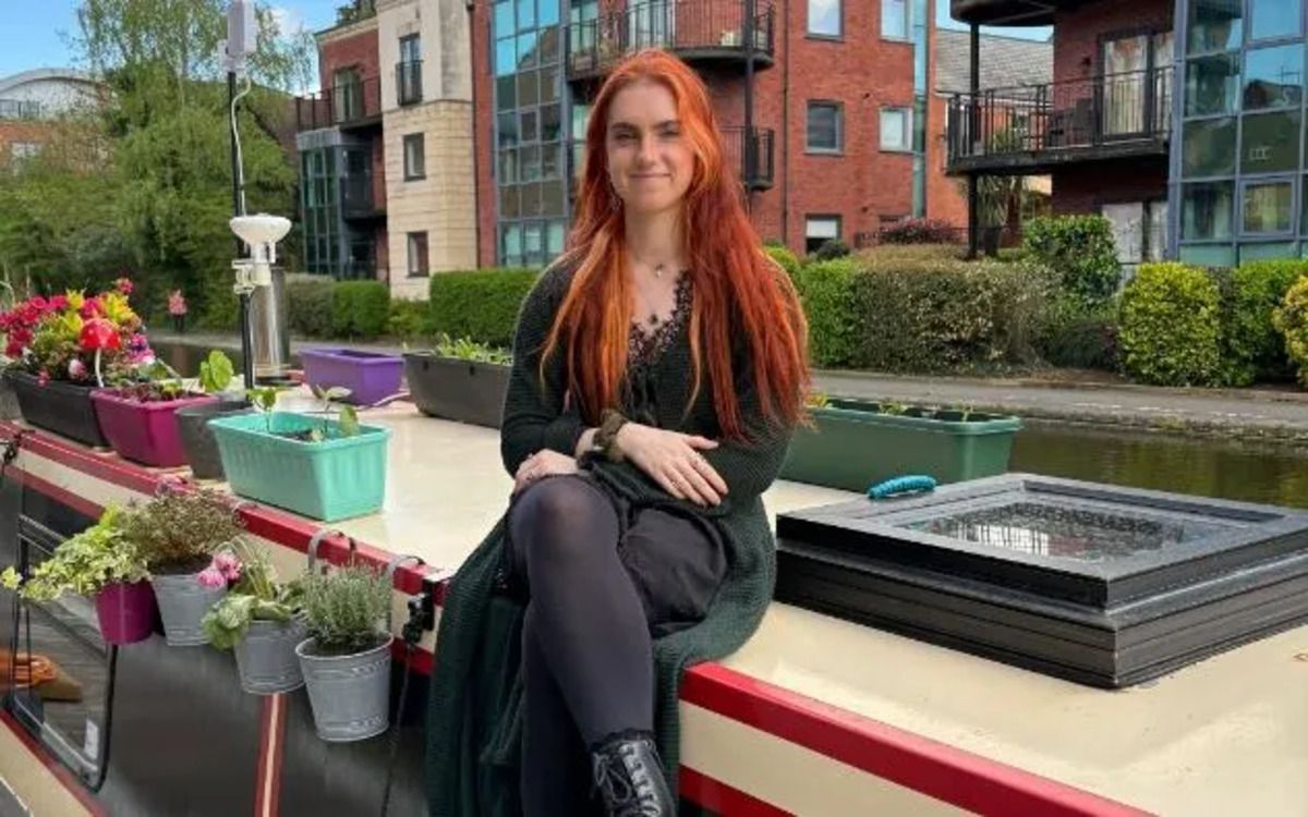 Девушка живет на лодке постоянно Девушка живет на лодке постоянно