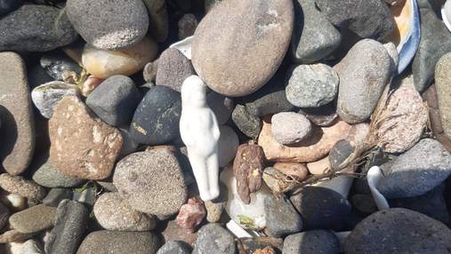 Мрія колекціонера: жінка знайшла старовинну ляльку просто серед камінців на пляжі 