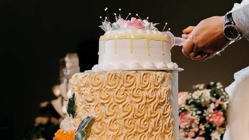Наречений кинув торт в обличчя мами: його роздратував її вигляд на весіллі
