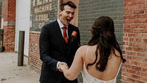 "Вибух" емоцій: 10 наречених, які вперше побачили своїх коханих у весільній сукні